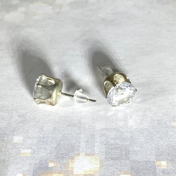 Beautiful crown prong set Sterling silver and CZ post earrings - Picture 3 of 4